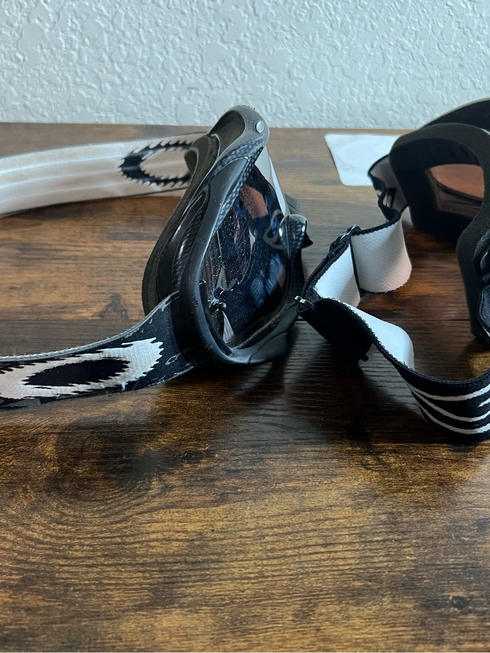 Oakley Men's Black and White Goggle Face Mask